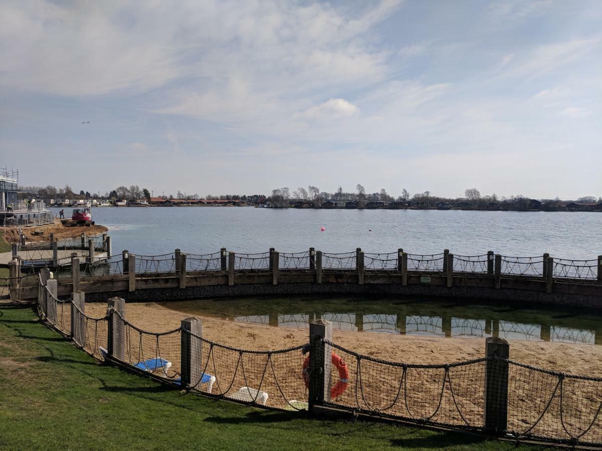 P&D'S Pearl Caravan At Tattershall Lakes Country Park Hotel Exterior photo